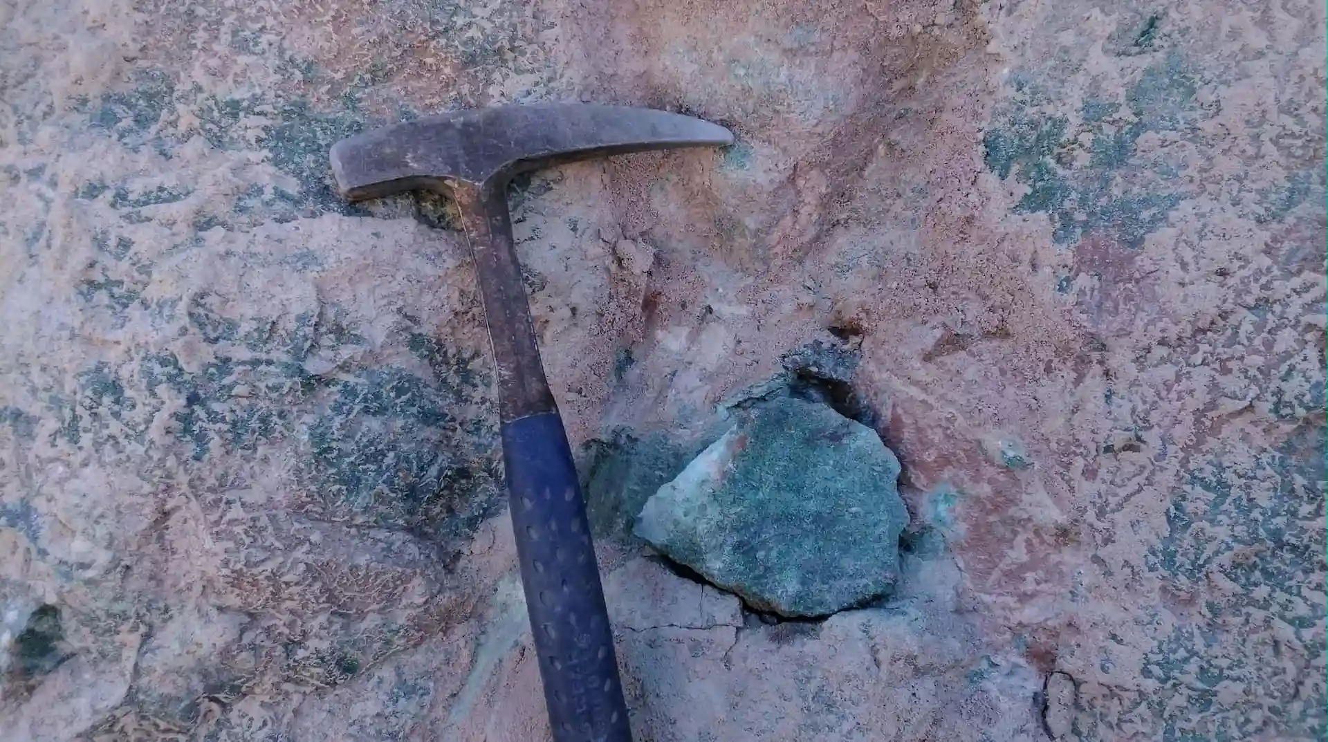 Afloramiento de arenisca con cementación de malaquita, define una mena de alta ley (mayor al 5% de Cu)