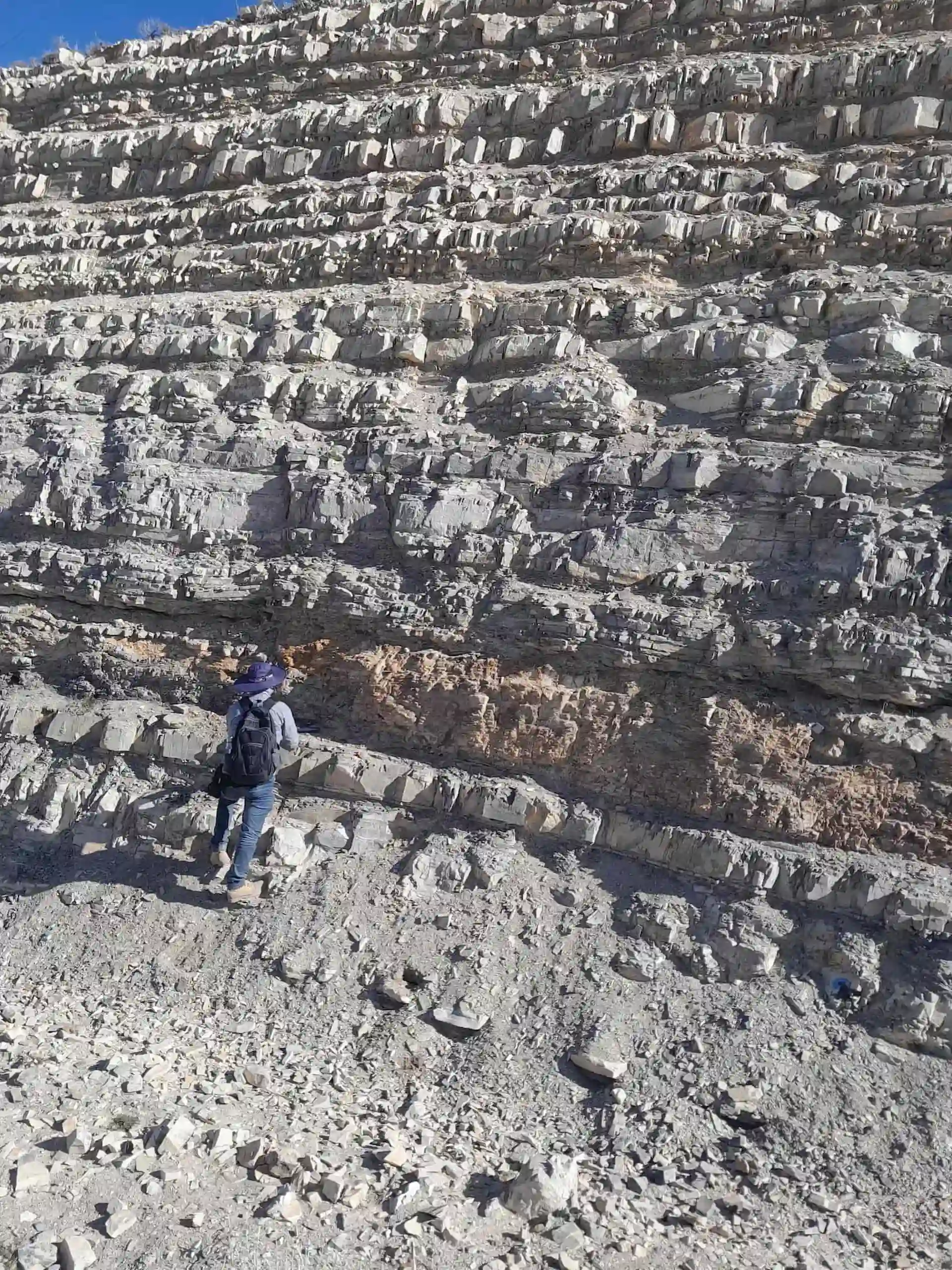 Secuencia sedimentaria de calizas con intercalación de sills de composición intermedia. Malargue, Mendoza