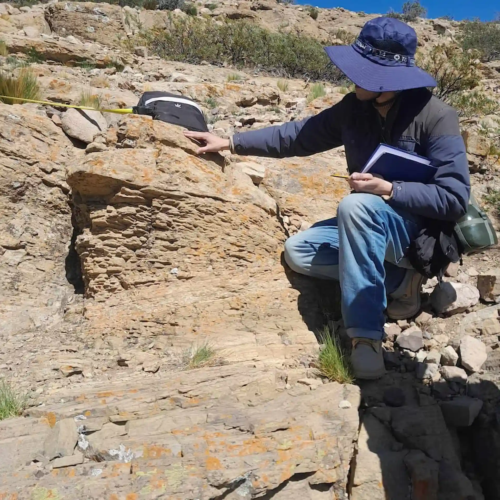 Fundador de GeoSky Maps realizando un perfil estratigráfico en la Cuenca Neuquina.