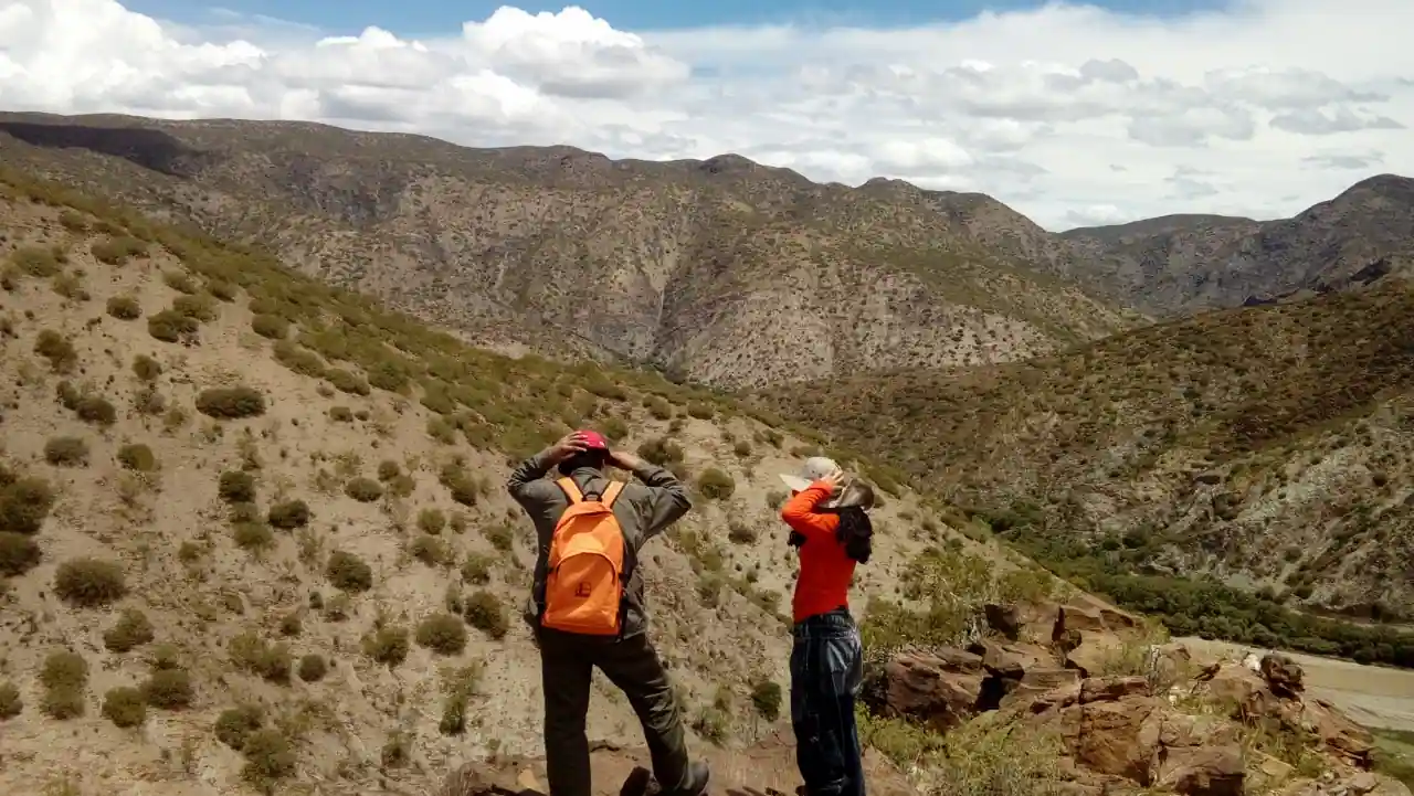 Geólogos realizando un relevamiento de campo (Servicios Complementarios)