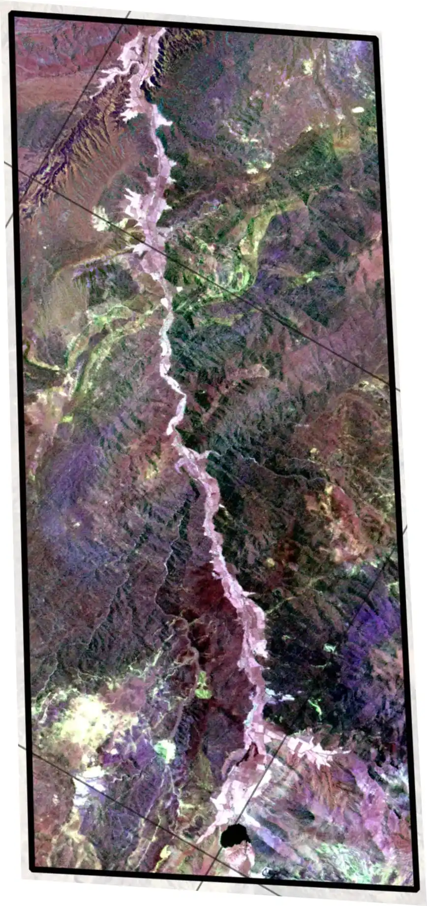 Mapa multiespectral de la región de Copiapó, Chile. Combinación de bandas 4 6 8 que muestra la alteración argílica en color rosado